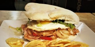 Chivito uruguayo en San Telmo para celebrar la independencia charrúa