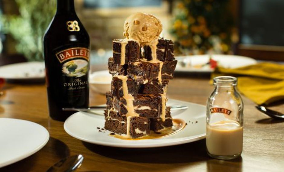 Postre Brownie con Baileys para ponerle onda a la semana | SalPimenta
