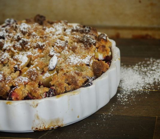 Crumble de ciruelas sin gluten: fiesta de sabores para disfrutar en otoño