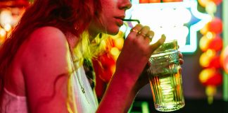 Esta es la razón por la que hay que tomar agua cuando consumís alcohol