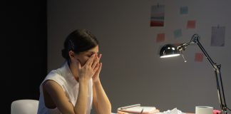 El 81% de los argentinos siente que trabaja de más: cómo desconectar y frenar