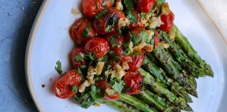 Espárragos grillados con tomates confitados, una receta ideal para aprovechar la temporada esparragos