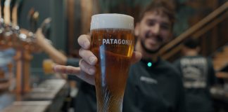 Cerveza Patagonia premia con su nueva Lager del Sur a los que dejen su celular para una conexión real lager del sur cerveza patagonia