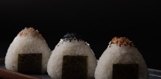 Onigiri, el snack japonés que gana cada vez más popularidad en las mesas porteñas onigiri