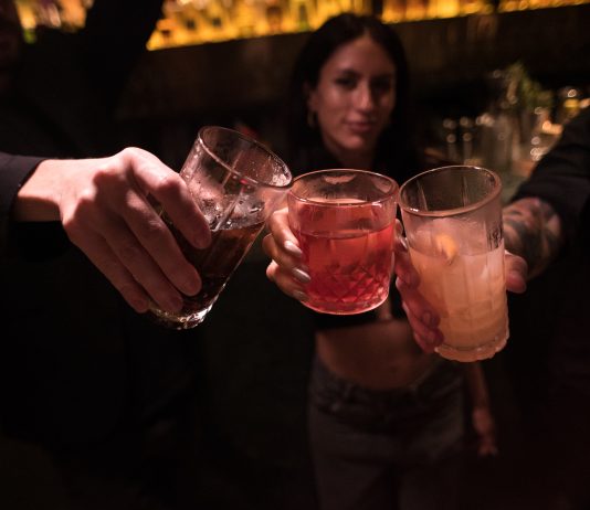 El DJ Paul Oakenfold ofrecerá una noche de música única frente al río en Sendero resto bar