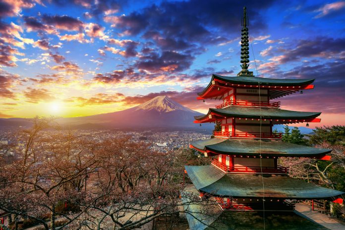 Chureito pagoda and Fuji mountain at sunset in Japan. argentinos en japon