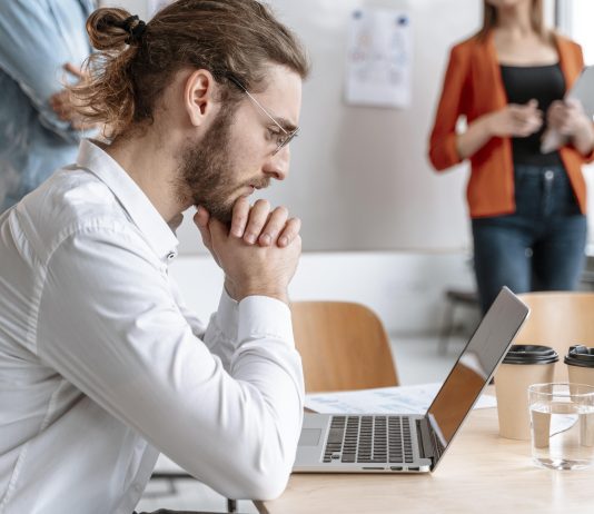 La IA y el trabajo: en redes crece la conversación sobre adaptación y nuevas habilidades ia y trabajo