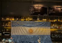 Fútbol, trago y choripan: el mundial se celebra en 878 con promos, regalos y partidos en vivo 878