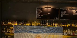 Fútbol, trago y choripan: el mundial se celebra en 878 con promos, regalos y partidos en vivo 878